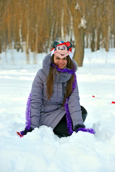 Filles plaisir d'hiver dans le parc — Photo