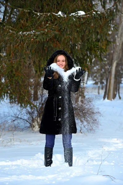 Girls winter fun in the park — Stock Photo, Image