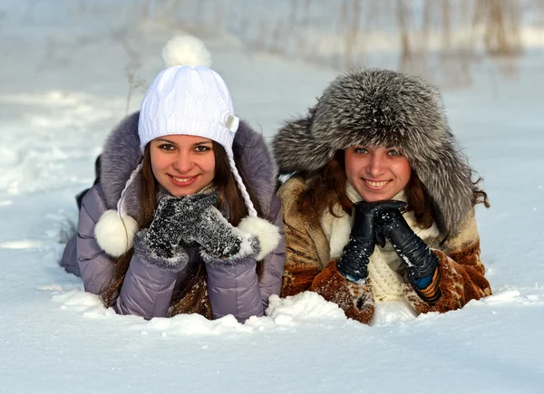 Girls winter fun in the park — Stock Photo, Image