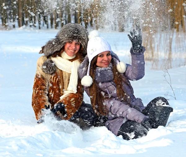 Dívky zimní radovánky v parku — Stock fotografie