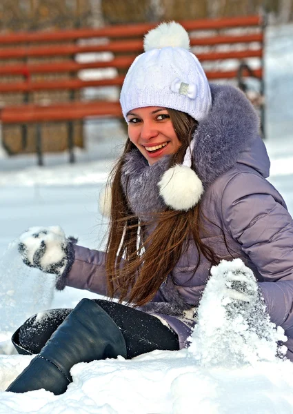 여자 겨울 재미 공원에서 — 스톡 사진