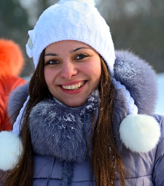 Girls winter fun in the park — Stock Photo, Image