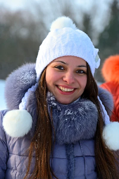 여자 겨울 재미 공원에서 — 스톡 사진