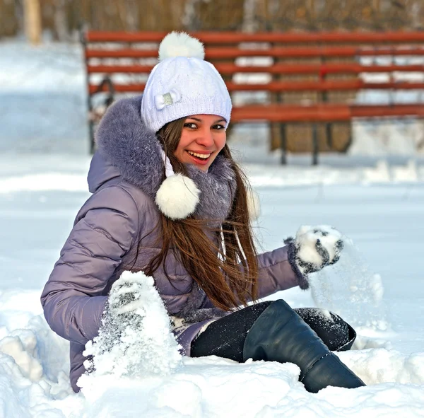 Дівчата зимові розваги в парку — стокове фото