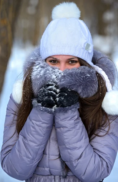 Dívky zimní radovánky v parku — Stock fotografie