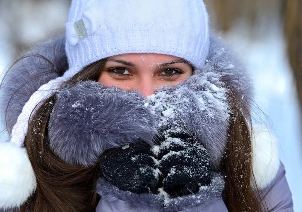 Girls winter fun in the park — Stock Photo, Image