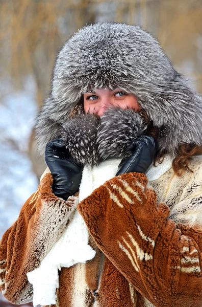 Girls winter fun in the park — Stock Photo, Image