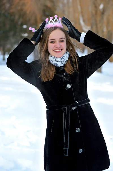 Girls winter fun in the park — Stock Photo, Image