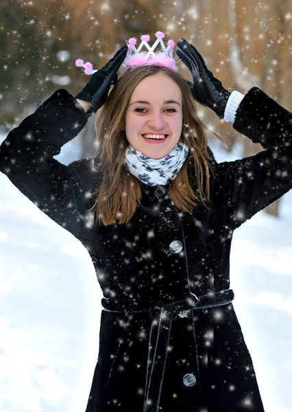 Mädchen Winterspaß im Park — Stockfoto