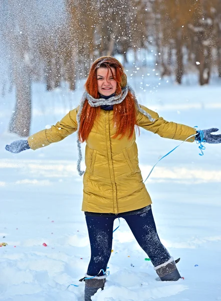 Girls winter fun in the park — Stock Photo, Image