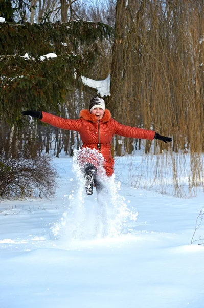 Girls winter fun in the park — Stock Photo, Image