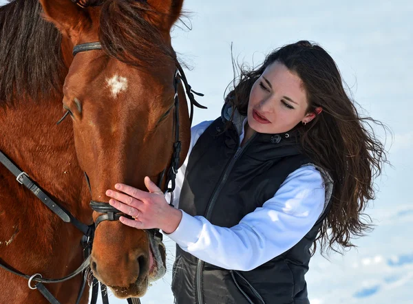 Menina com um cavalo — Fotografia de Stock