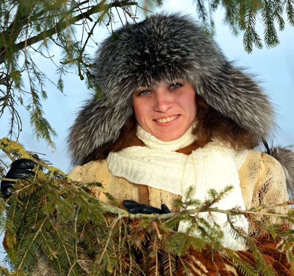 Girls winter fun in the park — Stock Photo, Image