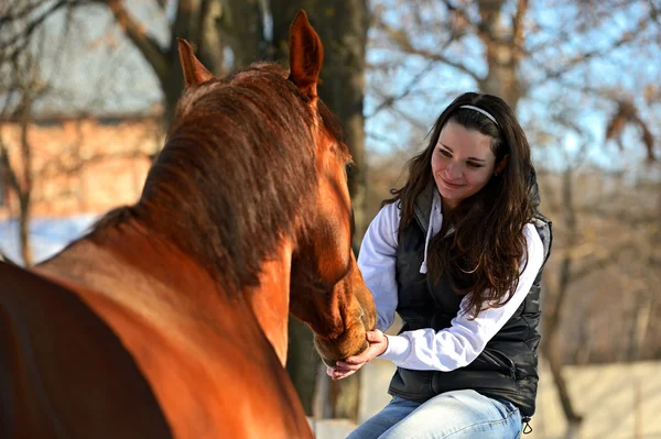 Menina com cavalo — Fotografia de Stock