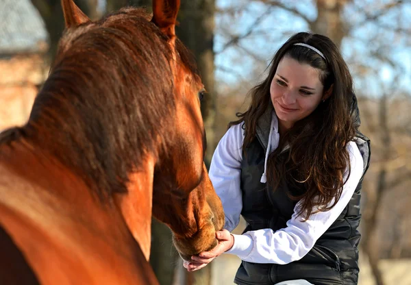 Mädchen mit Pferd — Stockfoto