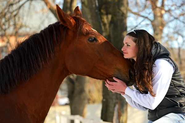 Ragazza con cavallo — Foto Stock