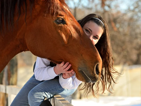 Meisje met paard — Stockfoto