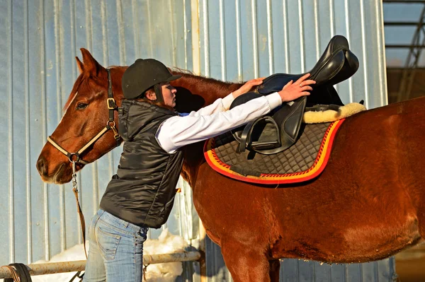 Meisje met paard — Stockfoto