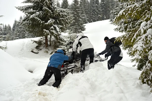 Un hombre en una moto de nieve — Foto de Stock