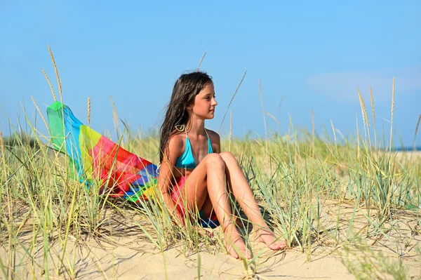 Meisje op de kust van de zee — Stockfoto