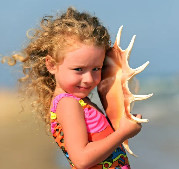 Mädchen auf dem Meer — Stockfoto