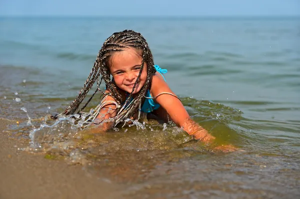 Mädchen auf dem Meer — Stockfoto