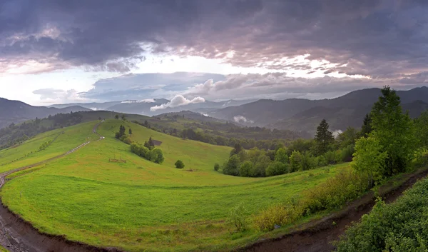 Abendlandschaft in den Bergen — Stockfoto