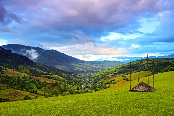 Dağlarda akşam peyzaj — Stok fotoğraf