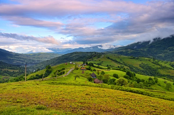 Dağlarda akşam peyzaj — Stok fotoğraf