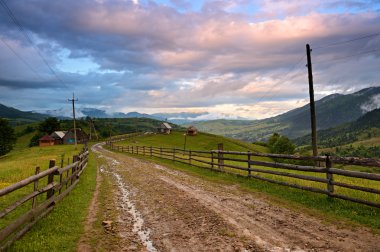dağlarda akşam peyzaj. Ukrayna.