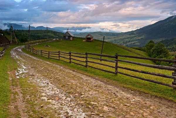 Abendlandschaft in den Bergen. Ukraine. — Stockfoto