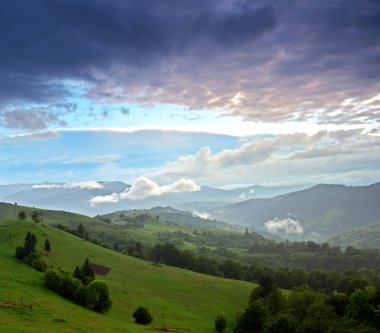 dağlarda akşam peyzaj. Ukrayna.