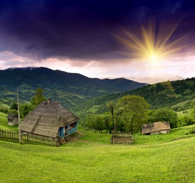 dağlarda akşam peyzaj. Ukrayna.
