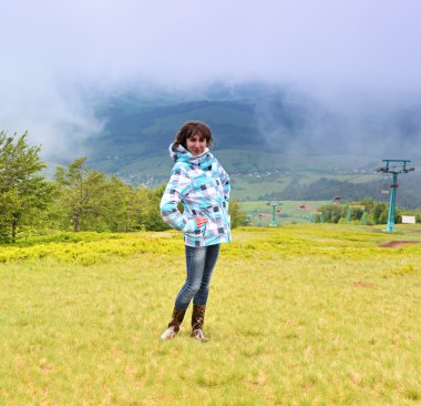 Kız dağ başında üzerinde seyahat