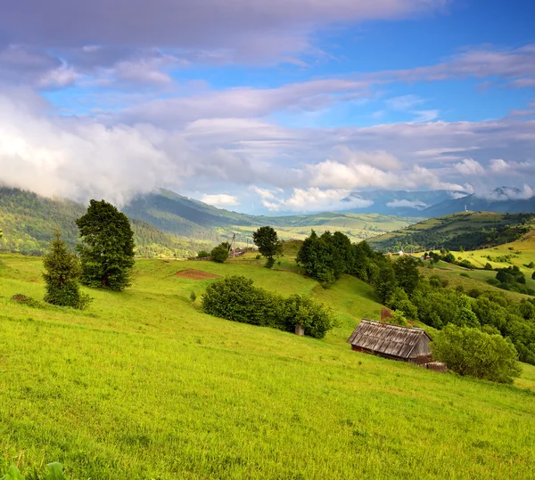 's avonds landschap in de bergen. Oekraïne. — Stockfoto