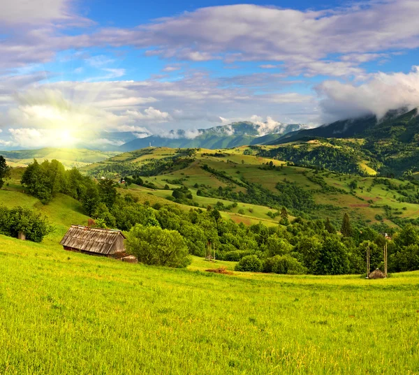 Abendlandschaft in den Bergen. Ukraine. — Stockfoto