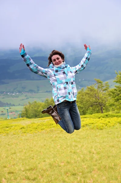 Chica viajando en las cimas de montaña — Foto de Stock