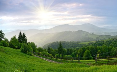 dağlarda akşam peyzaj. Ukrayna.