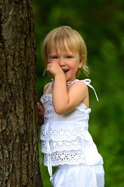 Malá holčička v městském parku — Stock fotografie