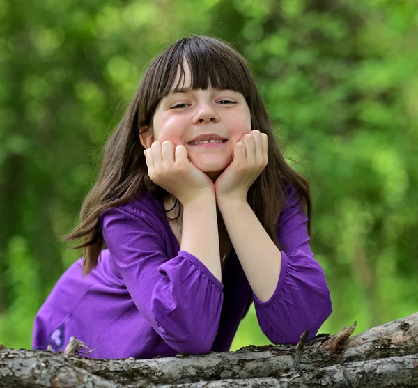 A little girl in a city park — Stock Photo, Image