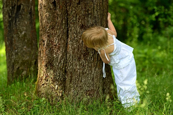 En liten flicka i en park — Stockfoto