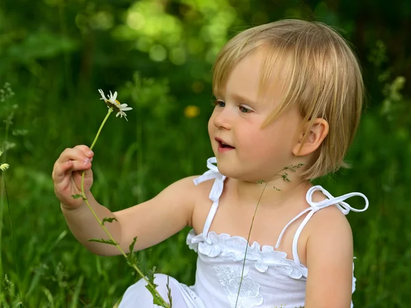 En liten flicka i en park — Stockfoto