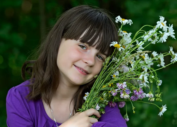 A little girl in a city park — Stock Photo, Image