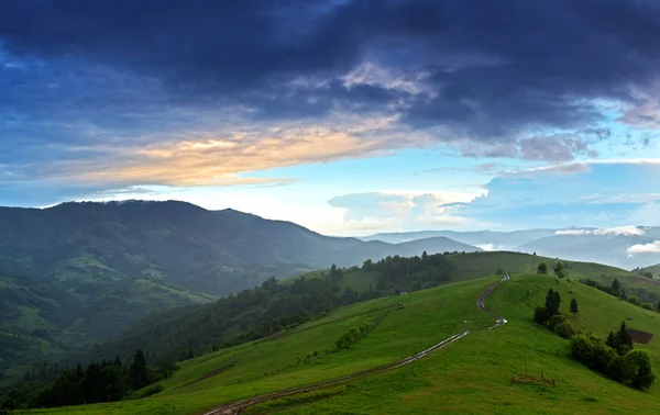 Kvällen landskap i bergen. Ukraina. — Stockfoto