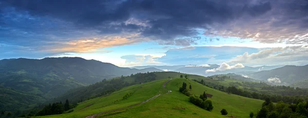 Paesaggio serale in montagna. Ucraina . — Foto Stock