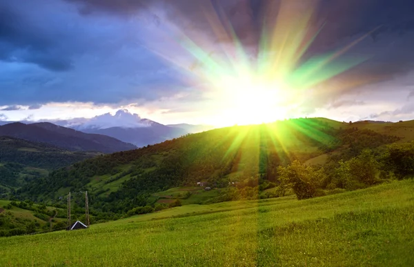 Dağlarda akşam peyzaj. Ukrayna. — Stok fotoğraf