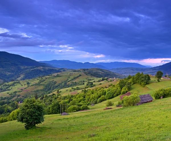 Dağlarda akşam peyzaj — Stok fotoğraf