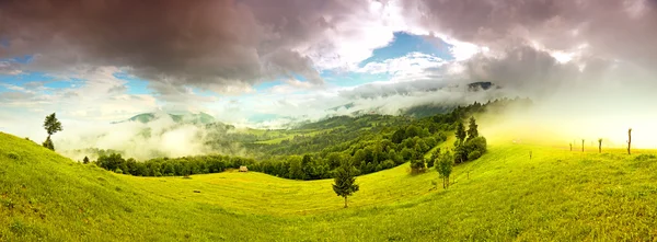 Paisaje matutino en las montañas. Cárpatos — Foto de Stock