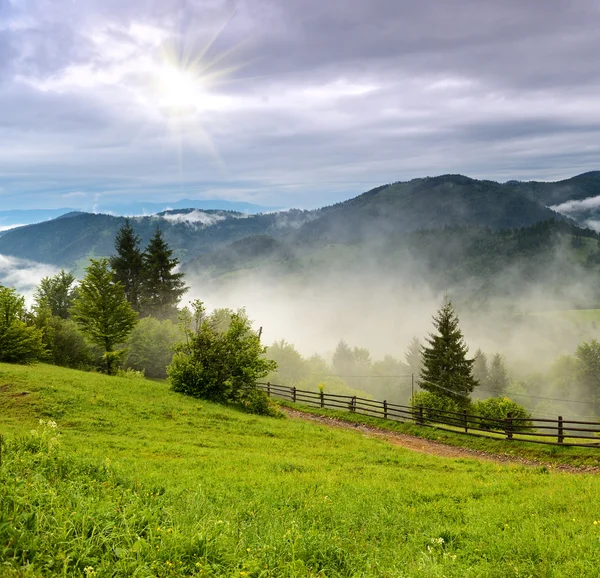 Paisagem noturna nas montanhas. Ucrânia . — Fotografia de Stock