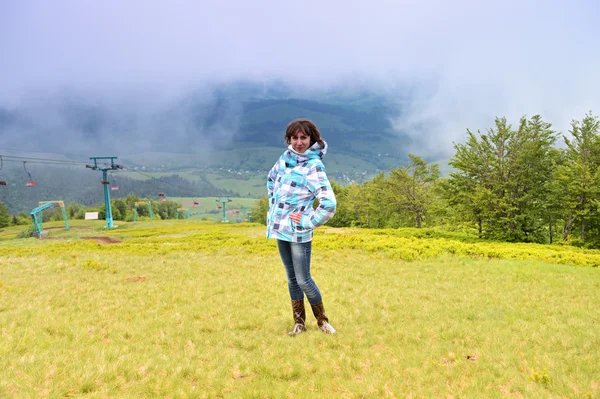 Meisje reizen op bergtoppen — Stockfoto